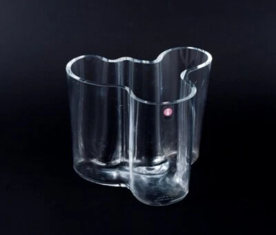 Vaso Alvar Aalto, Iittala, Finlandia, "Savoia" in vetro trasparente. Fine XX ... - Immagine 1 di 4