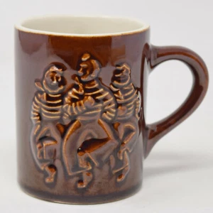 Vintage Hall Pottery Dancing Sailors Becher braun erhaben 3D Design Tasse 1314 C - Bild 1 von 12