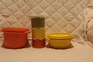VINTAGE TUPERWARE-LOT- SERVALIER STORAGE BOWLS-SALT-PEPPER-GREEN -YELLOW-ORANGE! - Bild 1 von 6