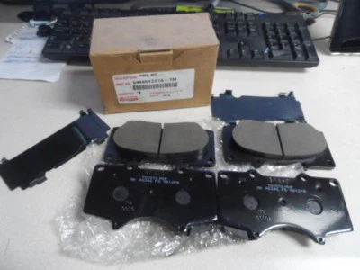 New TOYOTA LEXUS OEM Ceramic Brake Pads GX 460 470 Tacoma Tundra 04465-YZZ1A-TM  - Image 1 of 3