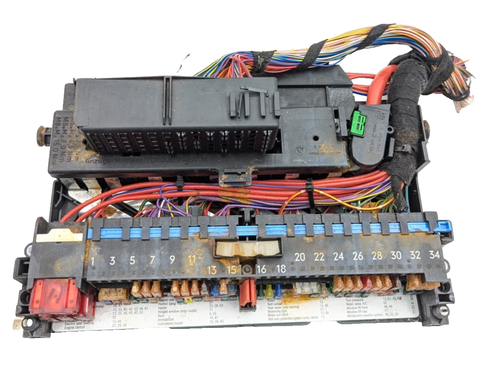 BMW X3 E83 3.0 2004-2010 interior delantero caja de fusibles relé fusibles 8364542 fabricante de equipos originales Foto 1 de 4