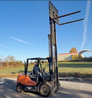 Carretilla elevadora diésel Doosan D45S-5 2011 10.000 lb Foto 1 de 4