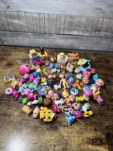 Shopkins und andere zufällige kleine Spielzeuge Puppe Tiere Möbel Spielzeugkiste Ausräumen - Bild 1 von 10