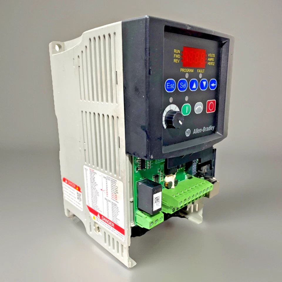 Allen Bradley 22B-D4P0N104 Ser A PowerFlex, 1,5 kW/2,0 HP, accionamiento de CA 0-460 V, 3 PH Foto 1 de 4