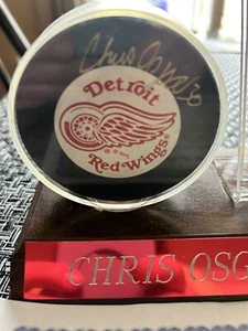 Chris Osgood Signed Detroit Red Wings Logo Puck mounted w/ Card & Authenticity - Picture 1 of 5