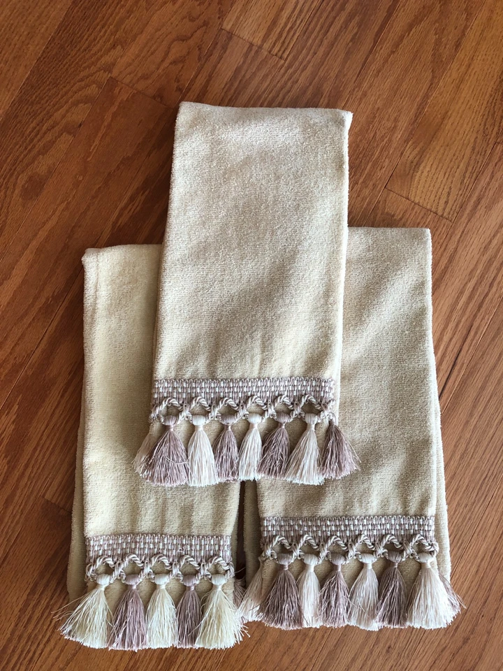 (3) Toallas de mano para invitados Avanti decorativas adornadas con borla dorada con cordón Foto 1 de 4