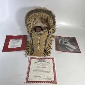 Ashton Drake Galleries Bambola Orso Addormentato, Collezione The Precious Papooses - Foto 1 di 12