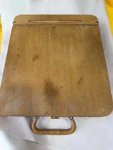 Vintage antiker Weidenkorb tragbar Schoß Schreibtisch Holzplatte & Griff einzigartig harter Fund FS - Bild 1 von 6