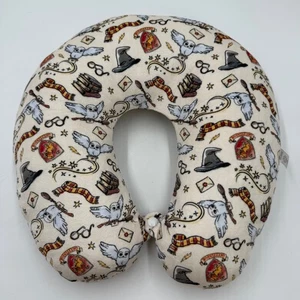 Wizarding World Harry Potter Nackenkissen Reise Flugzeug Brille Bücher Besen Eule - Bild 1 von 9