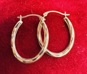 Pendientes de aro de oro amarillo macizo de 10K ovalados retorcidos de 0,90" - Imagen 1 de 4