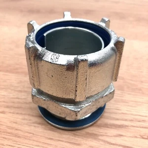 THOMAS BETTS 1-1/2 TRADE LIQUID TIGHT CONDUIT CONNECTOR STEEL INSULATED STRAIGHT - Picture 1 of 4