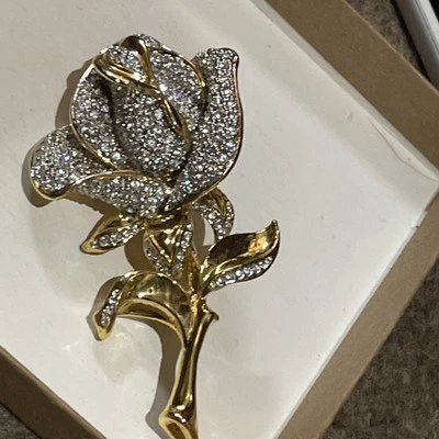 PIN ROSA CON JOYAS COLECCIÓN GLAMOUR CHAPADO EN ORO NUEVO 3”x1,5” Foto 1 de 4