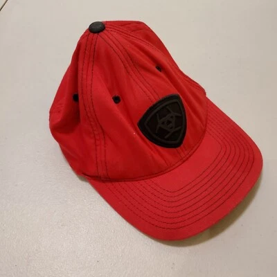 Ariat 男式帽子 S/M 红色棒球帽标志拼字布贴 FlexFit 休闲 — 第 1/4 张图片