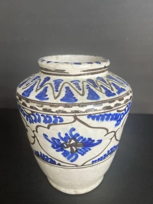Tarro de cerámica esmaltada azul y blanco safávid persa islámico del siglo XVIII Foto 1 de 4