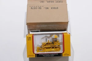 FIRST GEAR IH TD-15 CRAWLER DOZER WITH BLADE,HITCH,BRELLA SCALE 1:50 DIECAST - Bild 1 von 7