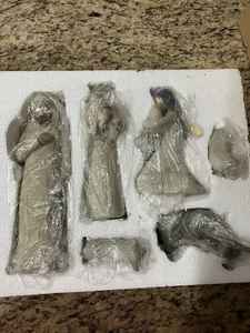 DAMAGED SHEEP EAR - Willow Tree 6Piece Nativity Set 26005 - Picture 1 of 3