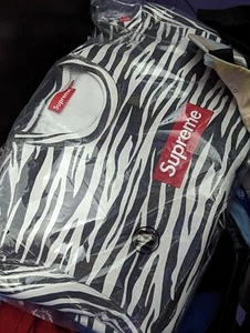 Size Medium SUPREME BOX LOGO crewneck ZEBRA FW22 Ships ASAP DS - Picture 1 of 2