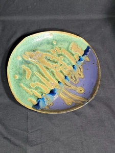 Rarität 11-1/4" W Studio Art signierter Steinzeug grün blau hellbraun lila Keramikteller - Bild 1 von 9