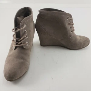 Botines informales para mujer talla 6 gamuza topo con cordones tacón de cuña - Imagen 1 de 7