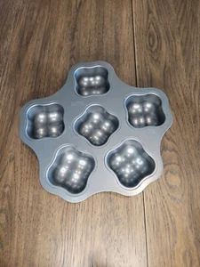 CHICAGO METALLIC Bakeware Mini Cake Mold for Six Cakes - Picture 1 of 6