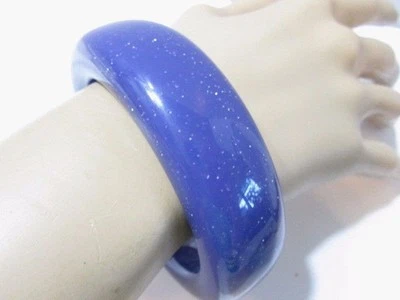 PULSERA BRAZALETE CONTEMPORÁNEO RESINA MORADA CON BRILLO PLATEADO FORMA EXTRAÑA Foto 1 de 4