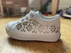 Janie and Jack Baby Girls White With Silver Lace Up Sneakers Size 4 - Picture 1 of 6