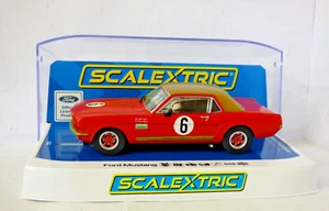 Coches de turismo británicos de carreras Scalextric Ford Mustang Alan Mann oro rojo escala 1:32 - Imagen 1 de 1