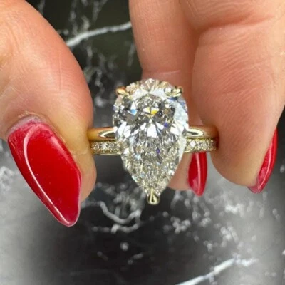 Conjunto de anillo de compromiso nupcial de moissanita corte pera de 4,05 TCW en oro amarillo sólido de 14 K Foto 1 de 4