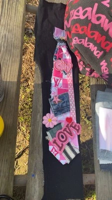 Corbata de retazos temática rosa Louis Vuitton con motivo de amor Foto 1 de 4