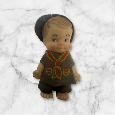 De colección. U.D. 1965 Muñeca Co. Pee Wee Boy en uniforme; 3,25" H Hong Kong Foto 1 de 4