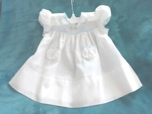 Vintage 50er Jahre Kleinkind Kleid, weiß transparente Baumwolle & babyblauer Rand, Handarbeit - Bild 1 von 6