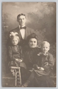 Postkarte RPPC Family Studio Portrait Weihnachten 1910 Coburg Oregon - Bild 1 von 2
