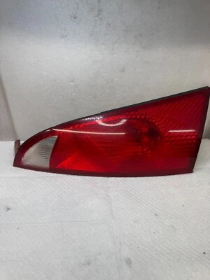 2002 Ford Focus Left Driver Side Lâmpada Traseira YS4X-13405-K FABRICANTE DE EQUIPAMENTO ORIGINAL (B-21) - Imagem 1 de 4
