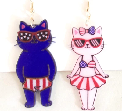 PENDIENTES COLGANTES ACRÍLICOS 2" ASIMÉTRICOS GATOS PAREJA EN TRAJES DE BAÑO PATRIÓTICOS Foto 1 de 4