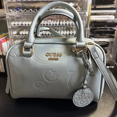 Bolso Guess azul claro con estampado de logo grabado Foto 1 de 4