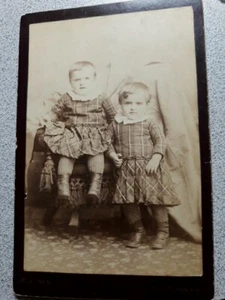 Santa Bárbara Ca. Foto de gabinete de vestidos de niños gemelos 1880 por W.J. Rea - Imagen 1 de 5