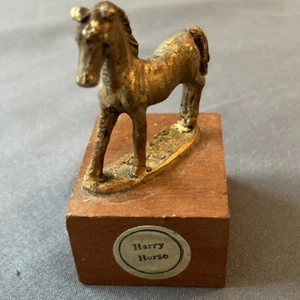 Miniatur Messing Pferd auf Holzsockel "Harry Horse" 2,5" groß - Bild 1 von 10