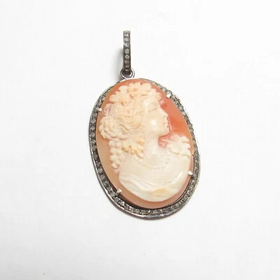 Colgante de diamantes camafeo con concha tallada en plata de ley vintage de la década de 1940 de 0,50 quilates Foto 1 de 4