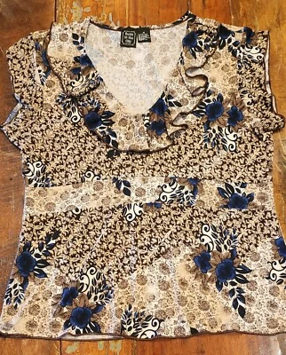 Женская блузка среднего размера Suzie In The City с оборками и V-образным вырезом с коротким рукавом коричневые тона  - Изображение 1 из 4