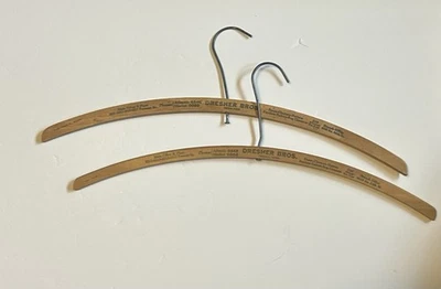 Dos Dresher Bros. Omaha de colección, Neb. Percha de madera Foto 1 de 4