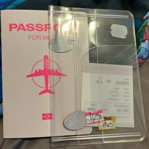 Official Itzy 2024 Season’s Greetings Passport Cover/ Mini Note Set - Picture 1 of 6