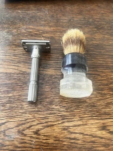 Set Baja in spazzola da barba in gomma più rasoio Gillette vintage.         B96 - Foto 1 di 9