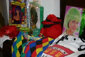 Karneval Utensilien - Kopfbedeckungen - Perücken (neu) - Hosen - Figuren - Kostü - Bild 1 von 15