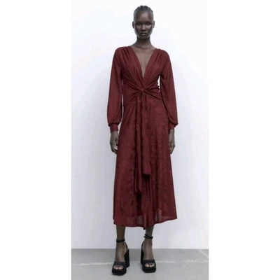 Vestido largo jacquard con cuello en V borgoña minimalista talla pequeña 4886/465 ZARA para mujer Foto 1 de 4