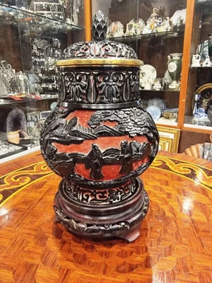Ancien vase chinois en laque cinabre avec socle en bois - Photo 1/4