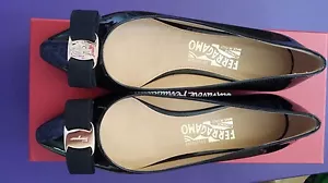 $885 Ferragamo EMY punta nera vernice pelle 5,5/6/6,5/7/8/9,5 "B" - Foto 1 di 5