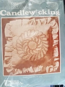 Kit Down on the Farm 2250 ALMOHADA DOBLE PLUMA Candelabro 14x14" 1982 Nuevo - Imagen 1 de 4