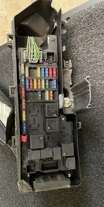 2001 2002 02 VOLVO S60 V70 S80 FUSE RELAY BOX ENGINE UNDER HOOD OEM - Picture 1 of 3