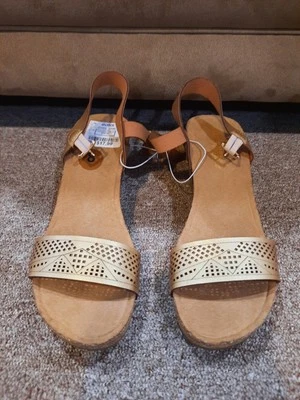 全新 Annie 舒适凉鞋 软木 坡跟 踝带 金色 尺码 8 夏季海滩 漂亮 — 第 1/4 张图片