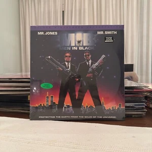 MIB Men In Black - Deluxe Widescreen THX - Laserdisc 82656 - Sealed - Picture 1 of 5